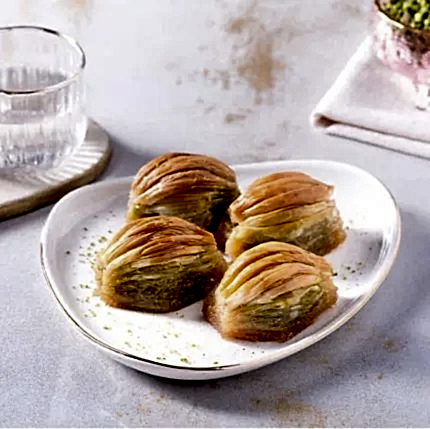 Turkish Baklava with Pistachio Midye