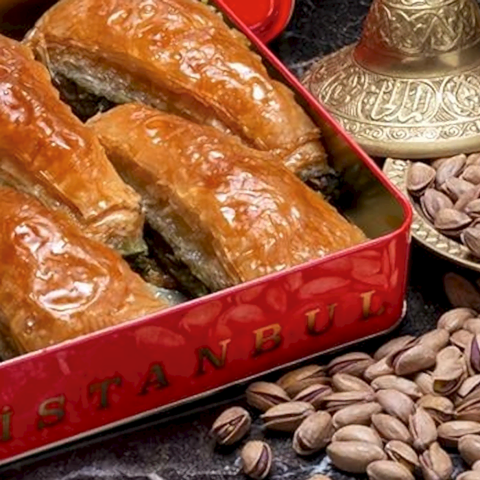 Hafiz Mustafa Fistikli Havuc Dilimli Baklava show